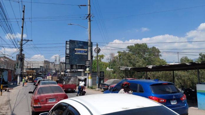Los vecinos interrumpieron el paso vehicular en la cuchilla El Milagro y amenazan con volver a hacerlo si no obtienen respuesta del alcalde Neto Bran. Foto La Hora: Yesica Peña