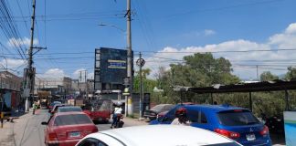 Los vecinos interrumpieron el paso vehicular en la cuchilla El Milagro y amenazan con volver a hacerlo si no obtienen respuesta del alcalde Neto Bran. Foto La Hora: Yesica Peña