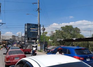 Los vecinos interrumpieron el paso vehicular en la cuchilla El Milagro y amenazan con volver a hacerlo si no obtienen respuesta del alcalde Neto Bran. Foto La Hora: Yesica Peña