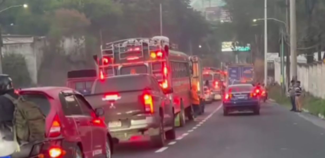 Tráileres averiados y derrame de combustible colapsan la cuesta de Villa Lobos