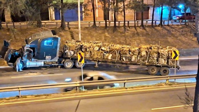 trailer varado periferico vichoguate La PMT de la capital informó que el tránsito se ha complicado hasta la colonia Bethania, zona 7, por el tráiler varado en el paso desnivel. Foto La Hora: Vichoguate