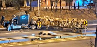 La PMT de la capital informó que el tránsito se ha complicado hasta la colonia Bethania, zona 7, por el tráiler varado en el paso desnivel. Foto La Hora: Vichoguate