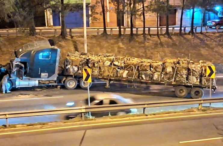 La PMT de la capital informó que el tránsito se ha complicado hasta la colonia Bethania, zona 7, por el tráiler varado en el paso desnivel. Foto La Hora: Vichoguate