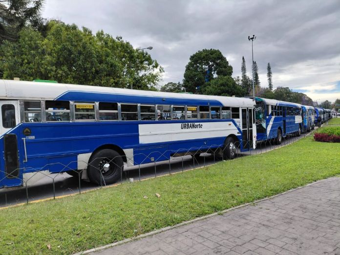 El aumento al precio de los combustibles ha obligado a los transportistas incrementar de Q5 a Q8 la tarifa del pasaje desde este martes 7 de abril. Foto: La Hora