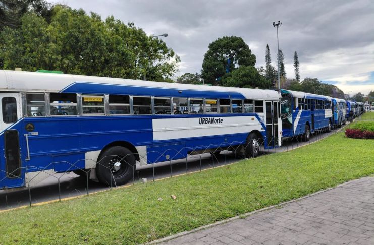 El aumento al precio de los combustibles ha obligado a los transportistas incrementar de Q5 a Q8 la tarifa del pasaje desde este martes 7 de abril. Foto: La Hora