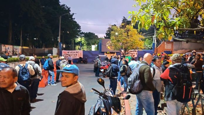 En la 32 calle de la Avenida Petapa hay varias personas a la espera de ingresar a la Usac, mientras que del lado del Periférico se reporta una manifestación. Foto La Hora: Policía MT Guatemala