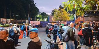 En la 32 calle de la Avenida Petapa hay varias personas a la espera de ingresar a la Usac, mientras que del lado del Periférico se reporta una manifestación. Foto La Hora: Policía MT Guatemala