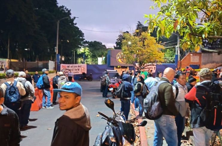 En la 32 calle de la Avenida Petapa hay varias personas a la espera de ingresar a la Usac, mientras que del lado del Periférico se reporta una manifestación. Foto La Hora: Policía MT Guatemala