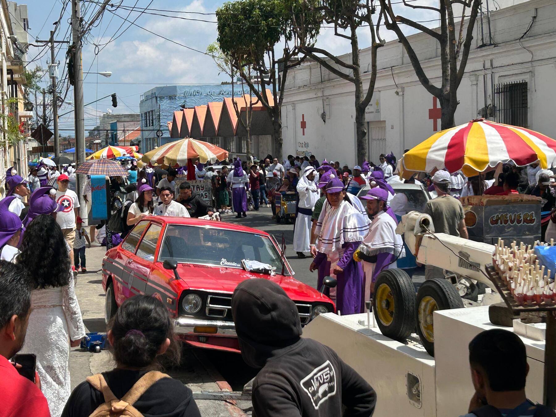 Por interrumpir paso de la procesión, mueven a vehículos estacionados en la vía pública