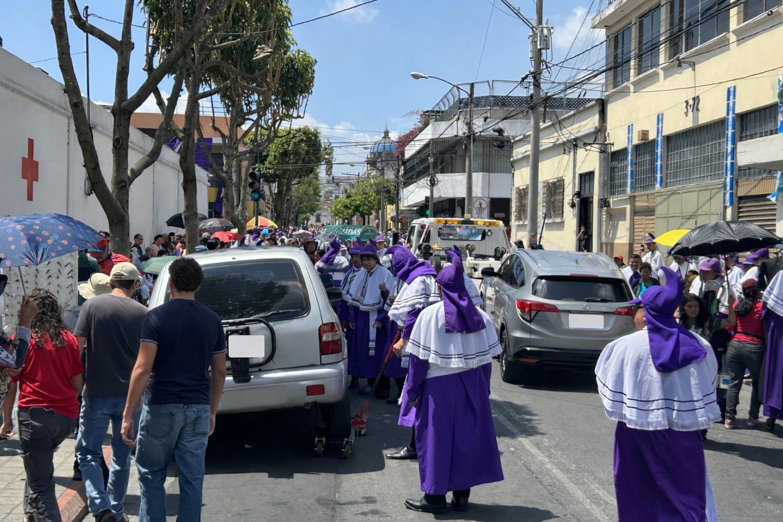 Por interrumpir paso de la procesión, mueven a vehículos estacionados en la vía pública