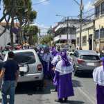 Varios vehículos han sido movilizados de la vía pública, para permitir el paso de la procesión de Cristo Rey, este Jueves Santo. Foto: La Hora/Karla Gutiérrez.