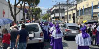 Varios vehículos han sido movilizados de la vía pública, para permitir el paso de la procesión de Cristo Rey, este Jueves Santo. Foto: La Hora/Karla Gutiérrez.