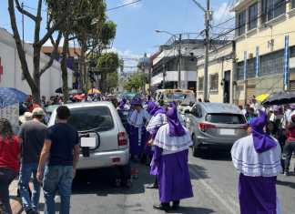 Varios vehículos han sido movilizados de la vía pública, para permitir el paso de la procesión de Cristo Rey, este Jueves Santo. Foto: La Hora/Karla Gutiérrez.