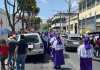 Varios vehículos han sido movilizados de la vía pública, para permitir el paso de la procesión de Cristo Rey, este Jueves Santo. Foto: La Hora/Karla Gutiérrez.
