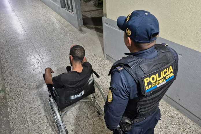 Un venezolano intentó fugarse de la cárcel en Jalapa, pero al verse frustrado cayó y fue llevado a un hospital. Foto: PNC