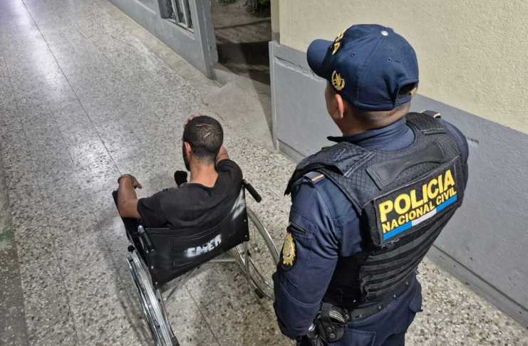 Un venezolano intentó fugarse de la cárcel en Jalapa, pero al verse frustrado cayó y fue llevado a un hospital. Foto: PNC