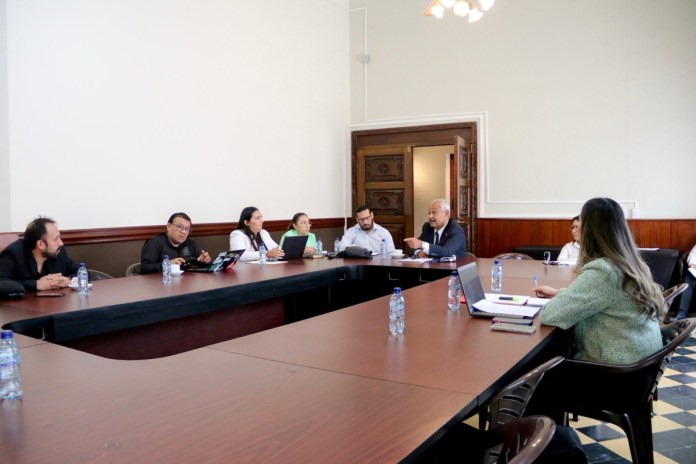 El viceministro de Aguas, Jaime Carrera, actualiza el proceso para elaborar la iniciativa de ley de Aguas. Foto: Congreso de la República