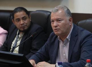 El viceministro de Energía y Minas, Erwin Barrios, afirma que se trabaja en una propuesta de reglamento para la ley que otorgará subsidio al precio de los combustibles. Foto: La Hora / Daniel Ramírez