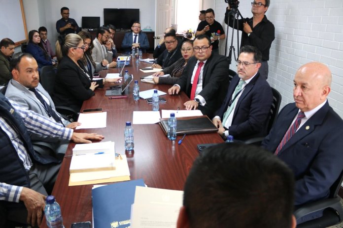 El viceministro de Gobernación, Estuardo Solórzano, explica de los procesos para adquirir armas para los agentes de la PNC. Foto: Congreso de la República