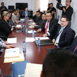 El viceministro de Gobernación, Estuardo Solórzano, explica de los procesos para adquirir armas para los agentes de la PNC. Foto: Congreso de la República