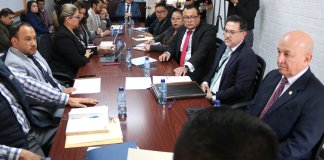 El viceministro de Gobernación, Estuardo Solórzano, explica de los procesos para adquirir armas para los agentes de la PNC. Foto: Congreso de la República