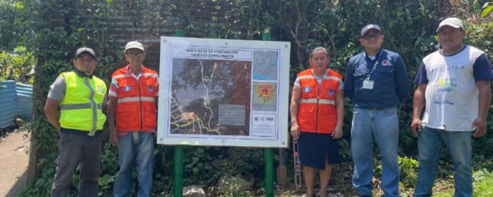 Conred refuerza la prevención en Escuintla con la señalización de rutas de evacuación en comunidades cercanas al volcán de Fuego.