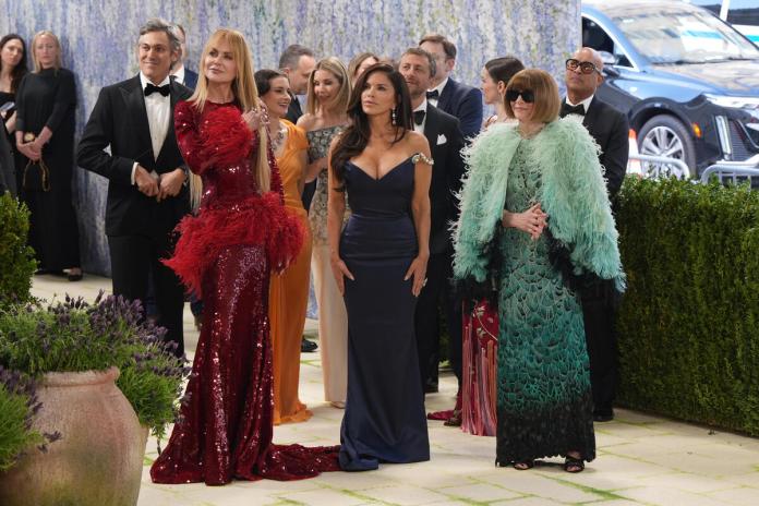 La Met Gala arranca con actuación musical, alfombra blanca y desfile de celebridades