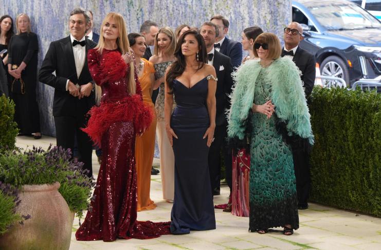 La Met Gala arranca con actuación musical, alfombra blanca y desfile de celebridades