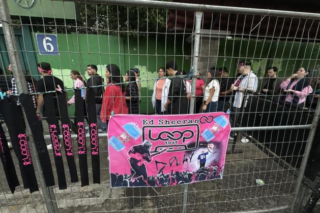 El ingreso al al estadio luci&oacute; abarrotado desde muy temprano por seguidores del artista. Foto La Hora: Jos&eacute; Orozco