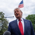El presidente de Estados Unidos, Donald Trump, fue captado este 8 de mayo, al atender a la prensa a la salida de la Casa Blanca, en Washington. Foto La Hora: EFE