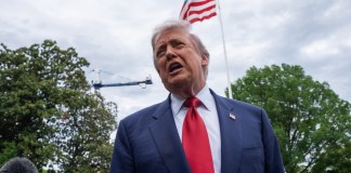 El presidente de Estados Unidos, Donald Trump, fue captado este 8 de mayo, al atender a la prensa a la salida de la Casa Blanca, en Washington. Foto La Hora: EFE