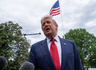 El presidente de Estados Unidos, Donald Trump, fue captado este 8 de mayo, al atender a la prensa a la salida de la Casa Blanca, en Washington. Foto La Hora: EFE