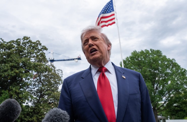 El presidente de Estados Unidos, Donald Trump, fue captado este 8 de mayo, al atender a la prensa a la salida de la Casa Blanca, en Washington. Foto La Hora: EFE