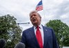 El presidente de Estados Unidos, Donald Trump, fue captado este 8 de mayo, al atender a la prensa a la salida de la Casa Blanca, en Washington. Foto La Hora: EFE