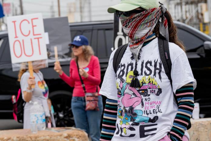 Tensión frente a centro de ICE en Nueva Jersey en el sexto día de huelga de inmigrantes