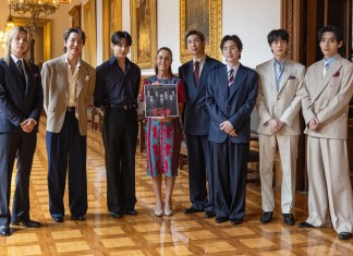 Fotografía cedida este miércoles por la presidencia de México, de la mandataria mexicana, Claudia Sheinbaum (c), posando con los integrantes del grupo surcoreano de K-pop BTS durante una reunión en Palacio Nacional de Ciudad de México. Foto La Hora: EFE