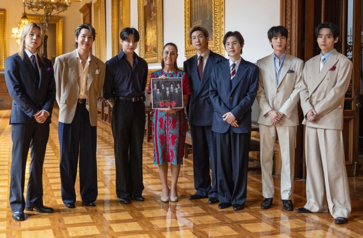 Fotografía cedida este miércoles por la presidencia de México, de la mandataria mexicana, Claudia Sheinbaum (c), posando con los integrantes del grupo surcoreano de K-pop BTS durante una reunión en Palacio Nacional de Ciudad de México. Foto La Hora: EFE