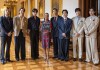 Fotografía cedida este miércoles por la presidencia de México, de la mandataria mexicana, Claudia Sheinbaum (c), posando con los integrantes del grupo surcoreano de K-pop BTS durante una reunión en Palacio Nacional de Ciudad de México. Foto La Hora: EFE