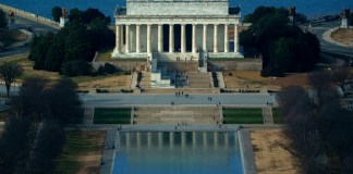 Imagen de archivo del estanque reflectante situado frente al Monumento a Lincoln en Washington DC. Foto La Hora: EFE
