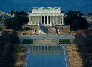 Imagen de archivo del estanque reflectante situado frente al Monumento a Lincoln en Washington DC. Foto La Hora: EFE