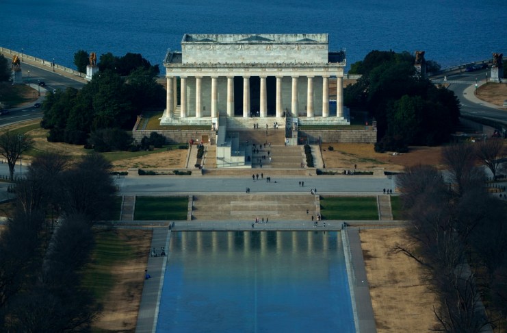 Imagen de archivo del estanque reflectante situado frente al Monumento a Lincoln en Washington DC. Foto La Hora: EFE