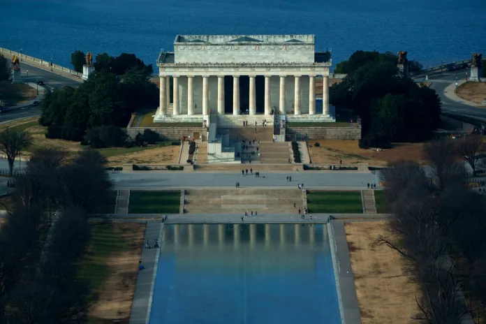 Defensores del patrimonio demandan a Trump por obras del estanque de Lincoln en Washington Imagen de archivo del estanque reflectante situado frente al Monumento a Lincoln en Washington DC. Foto La Hora: EFE