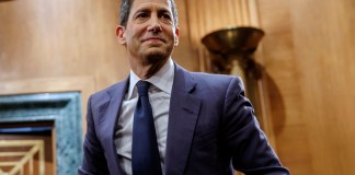 Fotografía de archivo del 21 de abril de 2026 que muestra al economista Kevin Warsh participando en una audiencia de confirmación ante la Comisión Bancaria del Senado en el Capitolio de Estados Unidos. Foto La Hora: EFE