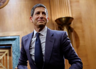 Fotografía de archivo del 21 de abril de 2026 que muestra al economista Kevin Warsh participando en una audiencia de confirmación ante la Comisión Bancaria del Senado en el Capitolio de Estados Unidos. Foto La Hora: EFE