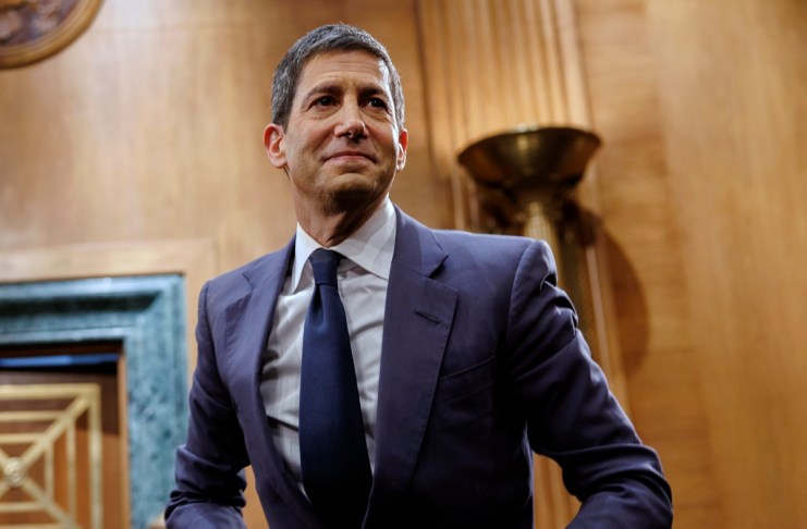 Fotografía de archivo del 21 de abril de 2026 que muestra al economista Kevin Warsh participando en una audiencia de confirmación ante la Comisión Bancaria del Senado en el Capitolio de Estados Unidos. Foto La Hora: EFE
