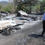 David Garcia, afectado tras el ataque de un grupo armado, observa los escombros de una vivienda afectada.