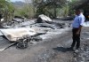David Garcia, afectado tras el ataque de un grupo armado, observa los escombros de una vivienda afectada.