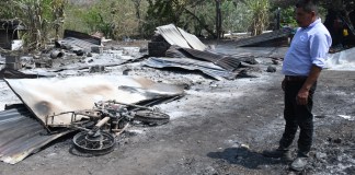 “Solo íbamos llorando”: pobladores relatan terror tras incursión armada en frontera de Guatemala y Honduras David Garcia, afectado tras el ataque de un grupo armado, observa los escombros de una vivienda afectada.
