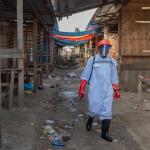Un trabajador sanitario con equipo de protección desinfecta los puestos de un mercado de productos frescos en Bunia, provincia de Ituri, República Democrática del Congo, el pasado sábado. EFE/STRINGER