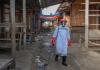 Un trabajador sanitario con equipo de protección desinfecta los puestos de un mercado de productos frescos en Bunia, provincia de Ituri, República Democrática del Congo, el pasado sábado. EFE/STRINGER
